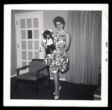 HERMOSOS TACONES ALTOS MUJER EN VESTIDO DE FIESTA con MUÑECA OSO DE PELUCHE ~ FOTO 1962 segunda mano  Embacar hacia Mexico