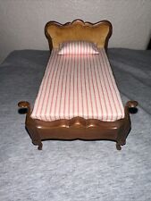 Antiga Cama Sonia Messer Queen Anne - Cabeceira de Veludo Dourado - 1:12, usado comprar usado  Enviando para Brazil