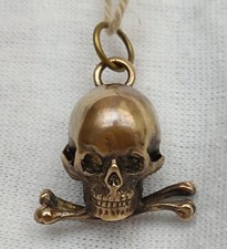 Ciondolo teschio memento usato Ciondolo teschio memento usato  Spedire a Italy