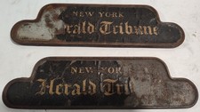 Usado, 2 NEW YORK HERALD TRIBUNE Jornal Antigo Jornal Peso Papel Ferro Fundido com Etiquetas comprar usado  Enviando para Brazil