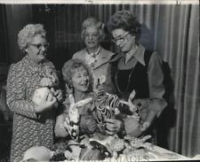 Foto de imprensa 1974 membros do clube feminino Lakeview - doação de brinquedos e roupas comprar usado  Enviando para Brazil