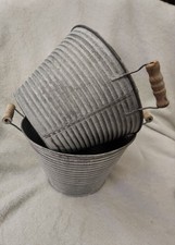 Balde de metal galvanizado com alças de madeira - 9" redondo comprar usado Balde de metal galvanizado com alças de madeira - 9" redondo comprar usado  Enviando para Brazil