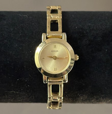 Relógio feminino Guess vintage tom dourado quartzo analógico Japão 20 mm 6,5 polegadas, usado comprar usado  Enviando para Brazil