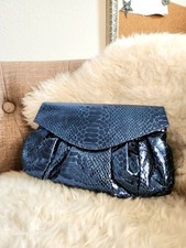 Clutch Carlos Falchi azul profundo pele de cobra em relevo com alça transversal incluída. comprar usado  Enviando para Brazil