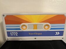 Veuve Clicquot 1772 Champagne Brut 🍾🥂 Fita cassete retrô caixa de lata SEM GARRAFA comprar usado  Enviando para Brazil