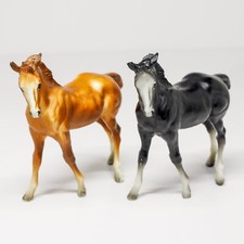 2 estatuetas de cavalo modelo de plástico colecionáveis, castanha e preto 6 x 5 comprar usado  Enviando para Brazil