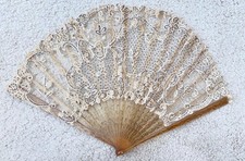 Ventilador de mão antigo de renda marfim dos anos 1800 com lantejoulas em tom de prata e ouro protetor de celulóide comprar usado  Enviando para Brazil