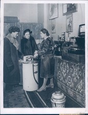 1956 Vendedor Máquina de Lavar Elétrica Goma Loja de Departamento Imprensa Foto 8X9, usado comprar usado  Enviando para Brazil
