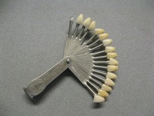 Nuancier dentiste curiosité d'occasion Nuancier dentiste curiosité d'occasion  Charly-sur-Marne