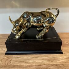 Bolsa de Valores de Nova York BULL OF WALL ST Escultura Corrente Circundante em Base de Madeira comprar usado  Enviando para Brazil