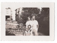 Família de 4 no quintal, foto de casa ao fundo, c1940s BW Deckle Edge Photo comprar usado  Enviando para Brazil