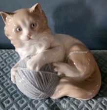 Cat playing with d'occasion  Expédié en Belgium