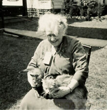 1928 Mulher mais velha cabelo selvagem senta-se segurando 2 gatinhos gatos aparelho auditivo precoce surdo comprar usado  Enviando para Brazil