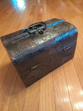 Usado, Caixa antiga de metal folheada a madeira cúpula alças de ferro forjado hasp design floral  comprar usado Usado, Caixa antiga de metal folheada a madeira cúpula alças de ferro forjado hasp design floral  comprar usado  Enviando para Brazil