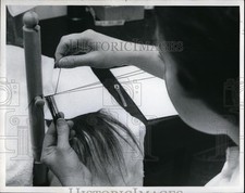 1969 Press Photo Mrs. Laura Jozan em uma moldura de tecelagem - tecelagem de cabelo para homens comprar usado  Enviando para Brazil