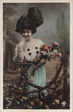Femme elegante chapeau d'occasion  Vasles