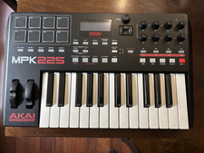 Controlador de teclado Akai Professional MPK225 25 teclas semi ponderado 8 pad USB MIDI comprar usado  Enviando para Brazil