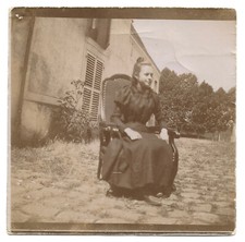 Girl sitting armchair d'occasion  Expédié en Belgium