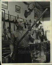 1966 Press Photo Howard Alexander segurando réplica de rifle Kentucky pederneira comprar usado  Enviando para Brazil