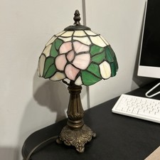 Lámpara de Escritorio Mesita de Noche de Vidrieras con Rosas Rosas y Hojas Verdes 14" de Alto segunda mano  Embacar hacia Mexico