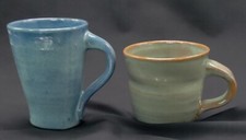 2 canecas de grés jogadas à mão assinadas - marca de corte verde/marrom e azul comprar usado  Enviando para Brazil