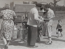 Original Foto Milchwagen Milchkannen Milchmann ca. 40er Jahre comprar usado  Enviando para Brazil