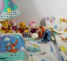 Usado, Conjunto de berçário vintage Winnie The Pooh Disney roupa de cama para bebê abajur cortinas lote de bonecas comprar usado  Enviando para Brazil