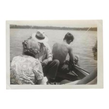 Foto instantânea vintage homem sem camisa mulher de volta à câmera barco de pesca na água comprar usado  Enviando para Brazil
