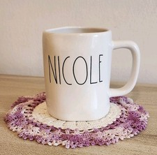 Caneca Rae Dunn Nicole branca com letras pretas nome personalizado artesão por magenta comprar usado  Enviando para Brazil