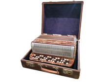 Acordeão vintage Bayan (três fileiras) — Fábrica URSS Zhytomyr, início dos anos 1970, quase perfeito, usado comprar usado Acordeão vintage Bayan (três fileiras) — Fábrica URSS Zhytomyr, início dos anos 1970, quase perfeito, usado comprar usado  Enviando para Brazil