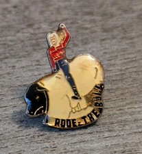 Usado, Broche de lapela vintage retrô touro mecânico camisa vermelha mulher "I Rode The Bull" comprar usado  Enviando para Brazil