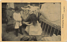 Cartão postal "Reparos Submetentes" Cama de Ferro Fundido Infantil Antiga Rocker 1908, usado comprar usado  Enviando para Brazil