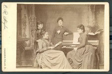 Cartão de armário 1885-90 Circa - O que as senhoras estão fazendo?   Piano Chagrin Falls, O comprar usado  Enviando para Brazil