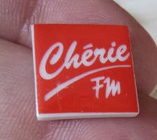 Beau pin porcelaine d'occasion  Charbonnières-les-Varennes