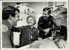 1986 Press Photo Viola Hailey Gibson e bombeiros compartilhando café e risadas comprar usado  Enviando para Brazil