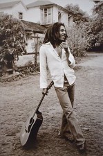 Usado, Pôster sépia Bob Marley inclinado em sua guitarra 24 x 36 comprar usado  Enviando para Brazil