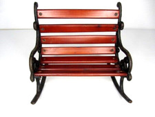 Boneca miniatura vintage decorativa ferro fundido e madeira ripas balancim jardim 10 x 9,5", usado comprar usado  Enviando para Brazil