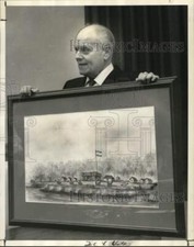 Usado, Foto de imprensa de 1970 Maurice Ries segura a pintura da artista Polly Ammons comprar usado  Enviando para Brazil