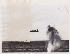 1942 Press Photo Segunda Guerra Mundial Exército dos EUA B-17 Bombardeiro e Destruidor na Batalha de Midway Island, usado comprar usado  Enviando para Brazil