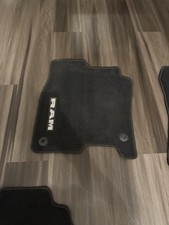 Tapetes de assoalho Dodge Ram Crew Cab 1500 carpete dianteiro/traseiro preto fabricante de equipamento original 2020 2019-2021 comprar usado  Enviando para Brazil