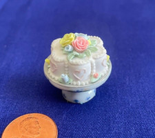 UM BOLO BRANCO EM MINIATURA PARA CASA DE BONECAS DECORADO COM ROSAS PASTEL comprar usado  Enviando para Brazil