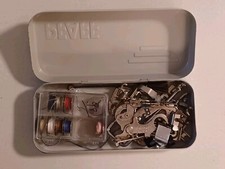 Caixa de acessórios de metal PFAFF VINTAGE com peças de máquina de costura bobinas em excelente estado usado ENVIO RÁPIDO comprar usado  Enviando para Brazil