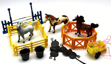 Usado, Conjunto de cercas de cavalo de brinquedo currais 3 cavalos 4 selas de currais baldes de alimentação carrinho de puxar comprar usado  Enviando para Brazil