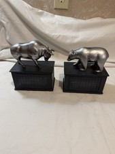 Wall Street Advisor Stock Market Bull and Bear bookends decoração prateleira de escritório comprar usado Wall Street Advisor Stock Market Bull and Bear bookends decoração prateleira de escritório comprar usado  Enviando para Brazil