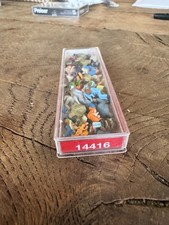 Figurines personnages assis d'occasion  Le Palais