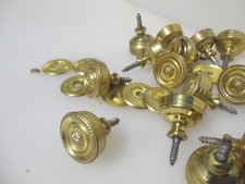 Maçaneta de armário de latão vintage gaveta puxador placa armário antigo - £ 7 cada comprar usado Maçaneta de armário de latão vintage gaveta puxador placa armário antigo - £ 7 cada comprar usado  Enviando para Brazil