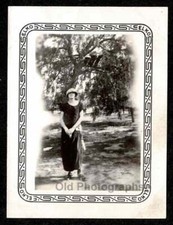 FLAPPER ERA 1923 MULHER (FAY) CHAPÉU VESTIDO LONGO SOB ÁRVORE FOTO ANTIGA/VINTAGE- D790 comprar usado  Enviando para Brazil