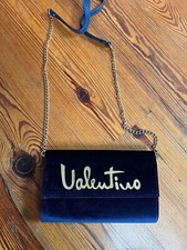 Bolsa Valentino de veludo azul, clutch, noite, logotipo em ouro, corrente comprar usado  Enviando para Brazil