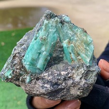SZMARAGD NATURALNY W SKALE 473 gr. na sprzedaż  PL