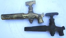 Par de belas torneiras de barril de cerveja de latão antigo inseridas em barris de cerveja de madeira comprar usado  Enviando para Brazil